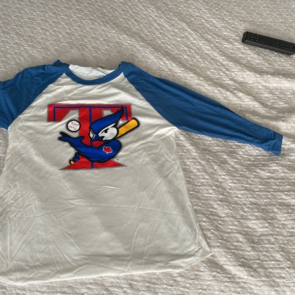 Toronto Blue Jays primary logo woman’s M tee shirt NWT - Picture 7 of 8